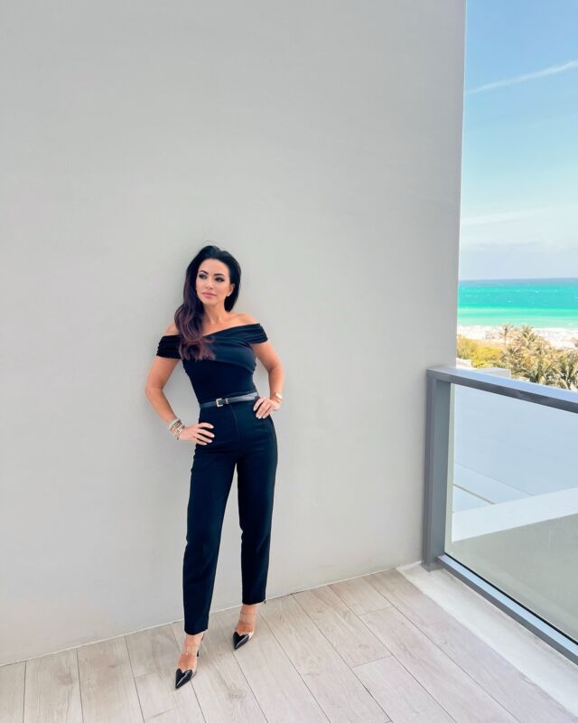 Live where others vacation. Thinking about relocating to South Florida? I’m your relocation specialist.☀️🌴🌊

📱 (561) 715-9601⁠
💻️ michelledimarco.com⁠
📧 mdimarco@onesothebysrealty.com⁠
⁠
𝘜𝘯𝘮𝘢𝘵𝘤𝘩𝘦𝘥 𝘴𝘦𝘳𝘷𝘪𝘤𝘦, 𝘨𝘭𝘰𝘣𝘢𝘭 𝘳𝘦𝘢𝘤𝘩, 𝘭𝘰𝘤𝘢𝘭 𝘦𝘹𝘱𝘦𝘳𝘵𝘪𝘴𝘦⁠